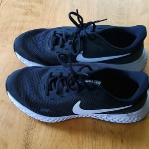 Boys Nike Revolution Sneakers 7Y